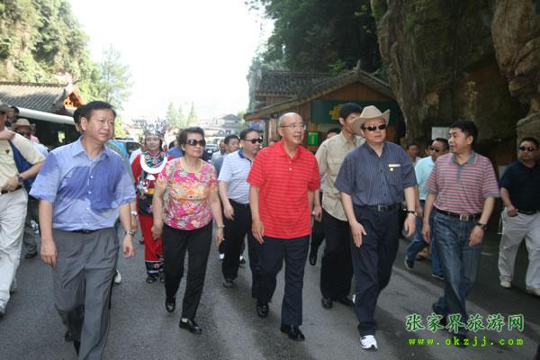 張家界市委書記胡伯俊（左一）陪同國(guó)民黨主席吳伯雄（正中）前往梯瑪神歌劇場(chǎng)